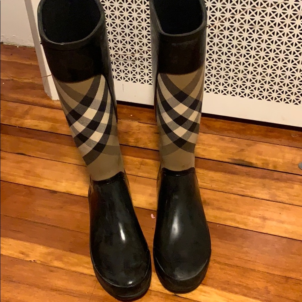 Burberry snow boots